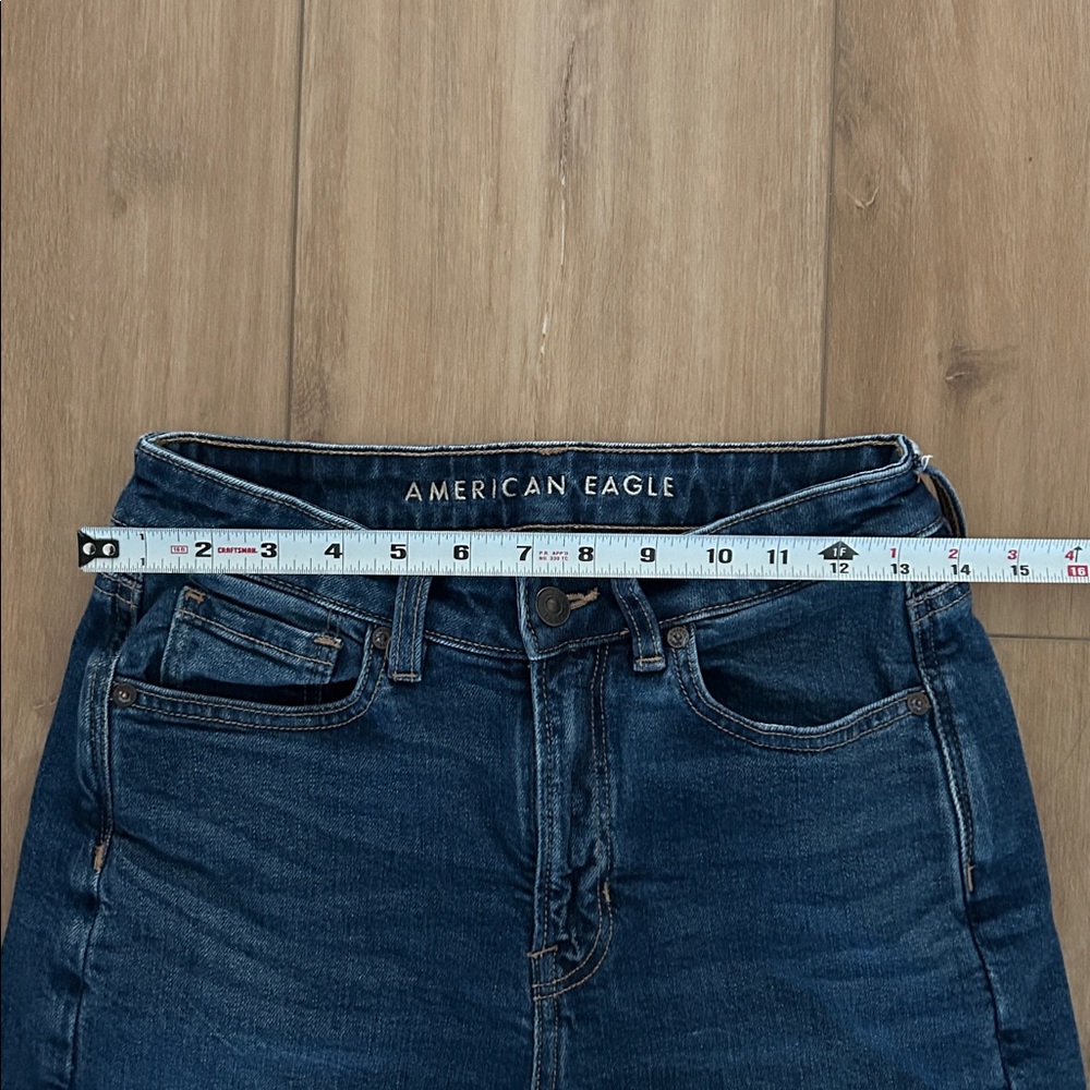 Like new - AMERICAN EAGLE Mom Jeans - Picture 10 of 13